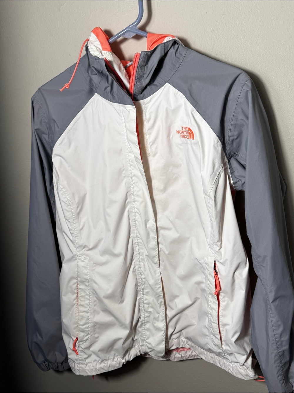 The North Face Women’s Medium Hooded Rain Jacket Windbreaker white gray coral